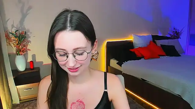 YourLovellyStory online show from 6, 11, 2025