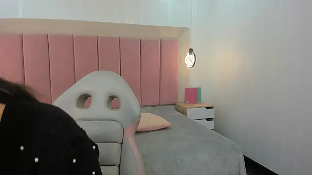 Emilia Bons online show from 6, 2, 2026