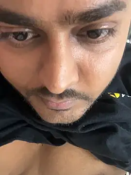 Snapshot of blrguychub chatting on 29, 10, 2025 blrguychub online show from 29, 10, 2025