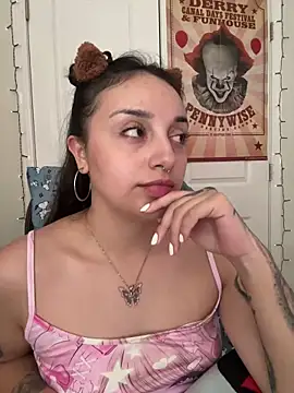 Snapshot of CharmingMaddie chatting on 18, 4, 2026 CharmingMaddie online show from 18, 4, 2026