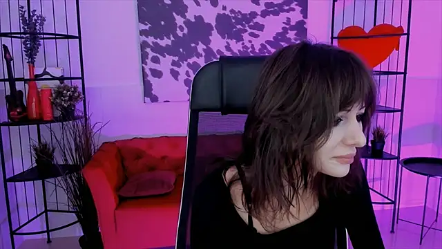 Snapshot of CrystallBloom chatting on 8, 10, 2025 CrystallBloom online show from 8, 10, 2025