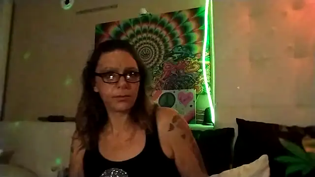 Snapshot of SparklesB1tch chatting on 27, 4, 2026 SparklesB1tch online show from 27, 4, 2026