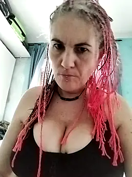 Snapshot of est_82 chatting on 8, 9, 2025 est 82 online show from 8, 9, 2025