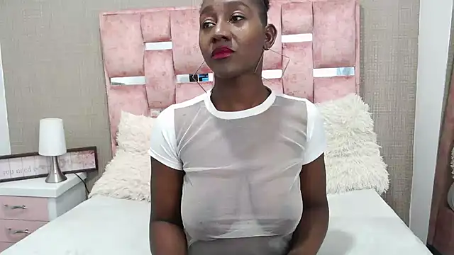 NahomyHawk online show from 15, 12, 2025