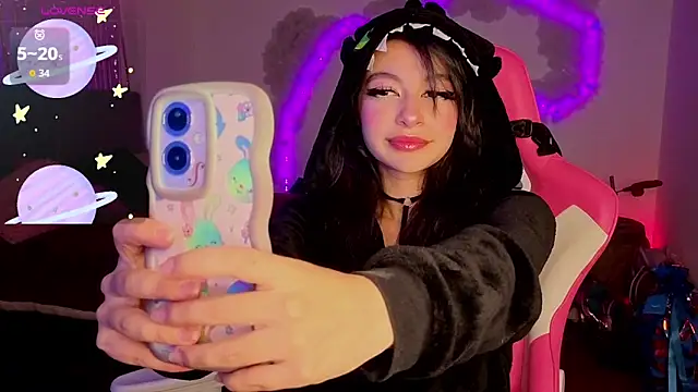 larah uwu online show from 14, 3, 2026