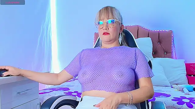 Snapshot of naomi_diamond_ chatting on 21, 4, 2026 naomi diamond online show from 21, 4, 2026