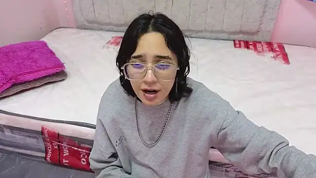 Snapshot of katalinathxandbritney1 chatting on 14, 9, 2025 katalinathxandbritney1 online show from 14, 9, 2025