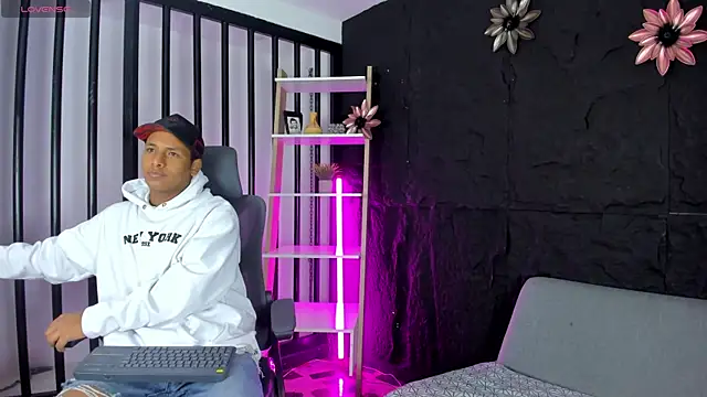 Snapshot of IsaacBlack_ chatting on 8, 10, 2025 IsaacBlack online show from 8, 10, 2025