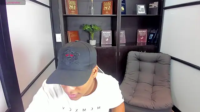 Snapshot of IsaacBlack_ chatting on 30, 10, 2025 IsaacBlack online show from 30, 10, 2025