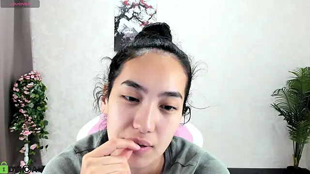 Snapshot of FlirtyAura chatting on 28, 10, 2025 FlirtyAura online show from 28, 10, 2025