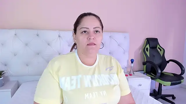 Snapshot of katte_landerr chatting on 6, 10, 2025 katte landerr online show from 6, 10, 2025