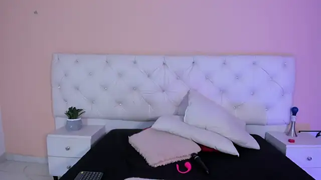 Snapshot of katte_landerr chatting on 24, 11, 2025 katte landerr online show from 24, 11, 2025