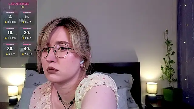 Snapshot of _AlexaFlowers_ chatting on 13, 5, 2026 AlexaFlowers online show from 13, 5, 2026