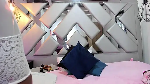 Lorenn Hill online show from 1, 10, 2025