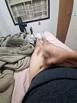 Snapshot of feehzungi0000 chatting on 16, 11, 2025 feehzungi0000 online show from 16, 11, 2025