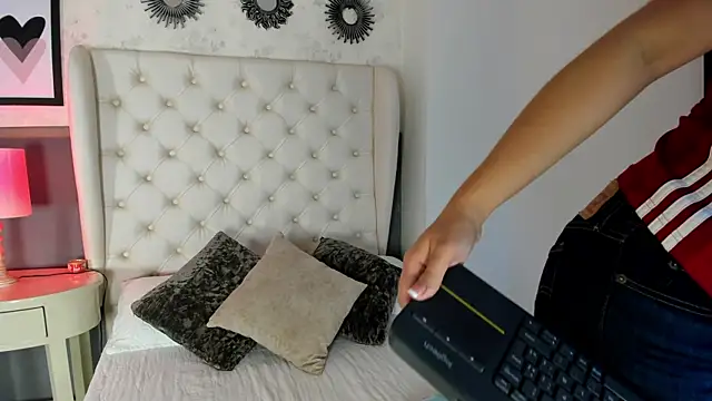 Sasha  sims   online show from 28, 9, 2025