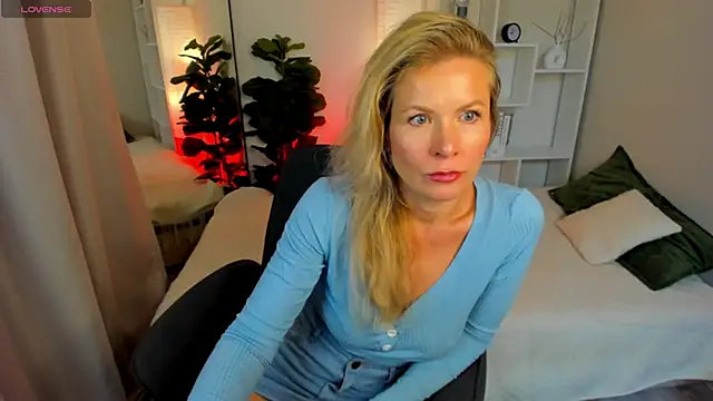 Julia Giulia online show from 18, 6, 2026
