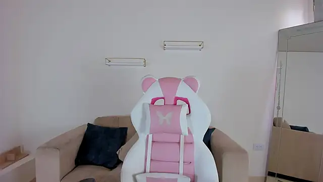 april smiith online show from 25, 9, 2025