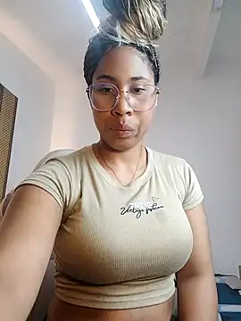 Snapshot of Elowen_Clark chatting on 13, 2, 2026 Elowen Clark online show from 13, 2, 2026