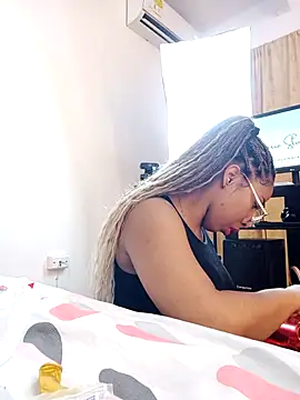 Snapshot of Elowen_Clark chatting on 14, 2, 2026 Elowen Clark online show from 14, 2, 2026