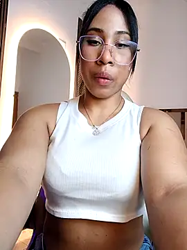 Snapshot of Elowen_Clark chatting on 19, 2, 2026 Elowen Clark online show from 19, 2, 2026