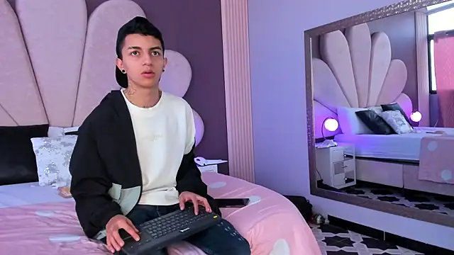 NickandAbby  online show from 25, 11, 2025