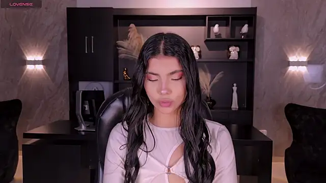 MiaLaurence online show from 17, 7, 2026