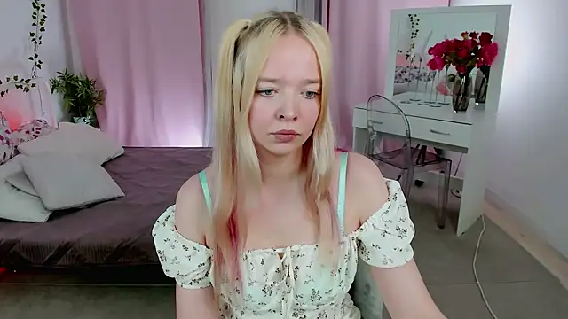 Snapshot of BellaMontgomery chatting on 8, 2, 2026 BellaMontgomery online show from 8, 2, 2026