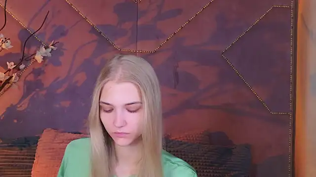 4example Chloe online show from 8, 10, 2025