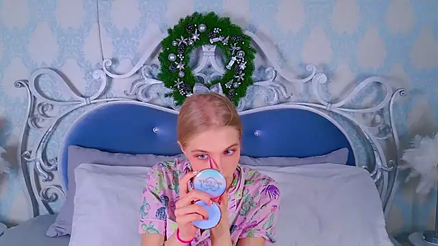 4example Chloe online show from 3, 12, 2025