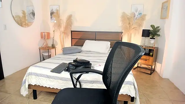 Snapshot of EmaaaBrown_ chatting on 16, 4, 2026 EmaaaBrown online show from 16, 4, 2026