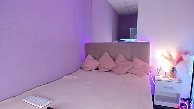 NikkiBustt online show from 7, 10, 2025