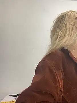 Snapshot of Bruna551 chatting on 5, 12, 2025 Bruna551 online show from 5, 12, 2025