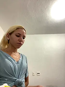 Snapshot of Bruna551 chatting on 15, 12, 2025 Bruna551 online show from 15, 12, 2025