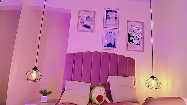 Isabelgh  online show from 7, 10, 2025