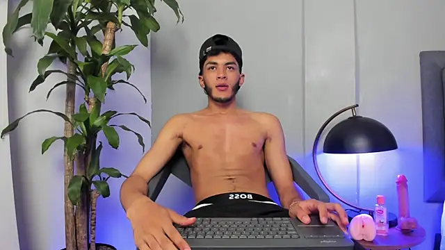 Snapshot of Tylerffoxx chatting on 18, 7, 2026 Tylerffoxx online show from 18, 7, 2026