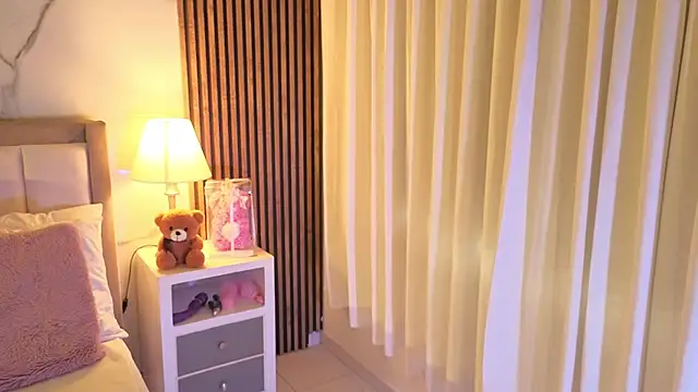 Snapshot of LunaRosse_ chatting on 10, 10, 2025 LunaRosse online show from 10, 10, 2025