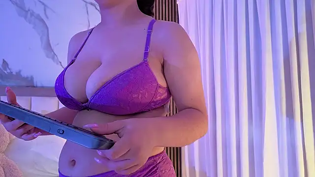 Snapshot of LunaRosse_ chatting on 19, 10, 2025 LunaRosse online show from 19, 10, 2025