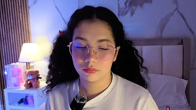 Snapshot of LunaRosse_ chatting on 11, 11, 2025 LunaRosse online show from 11, 11, 2025