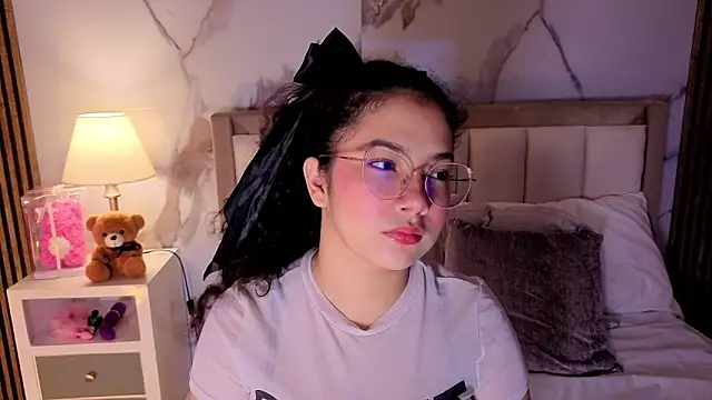 Snapshot of LunaRosse_ chatting on 23, 11, 2025 LunaRosse online show from 23, 11, 2025