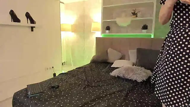 IsabelKiss online show from 20, 9, 2025