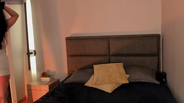 Emma  clark  online show from 14, 4, 2026