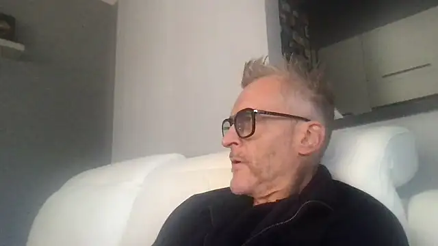 Axl hot online show from 28, 9, 2025