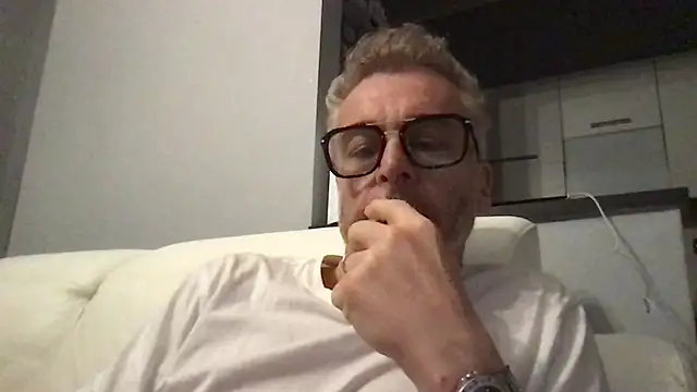 Axl hot online show from 12, 4, 2026