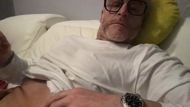 Axl hot online show from 16, 4, 2026