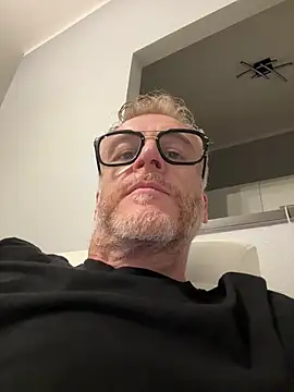 Axl hot online show from 17, 4, 2026