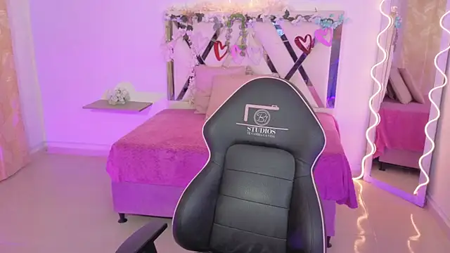 ZURY TAY online show from 5, 11, 2025