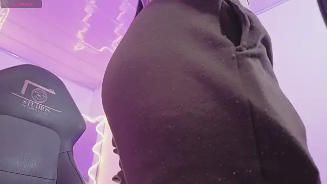 ZURY TAY online show from 15, 4, 2026