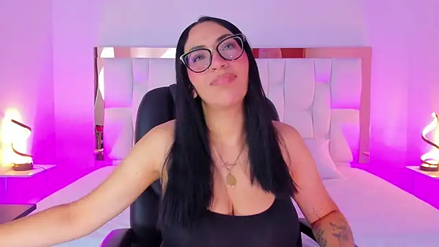 Snapshot of Camille_Juicy chatting on 12, 9, 2025 Camille Juicy online show from 12, 9, 2025