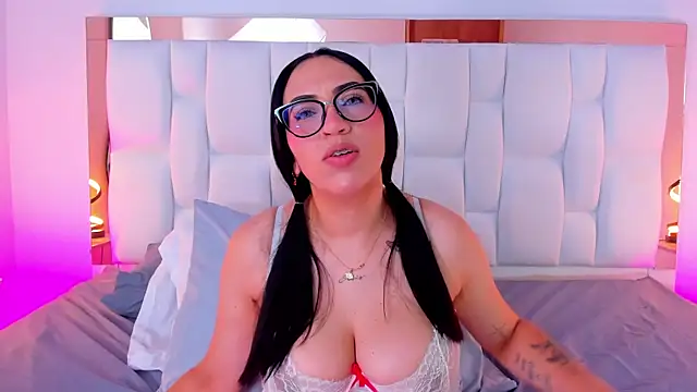 Snapshot of Camille_Juicy chatting on 3, 10, 2025 Camille Juicy online show from 3, 10, 2025